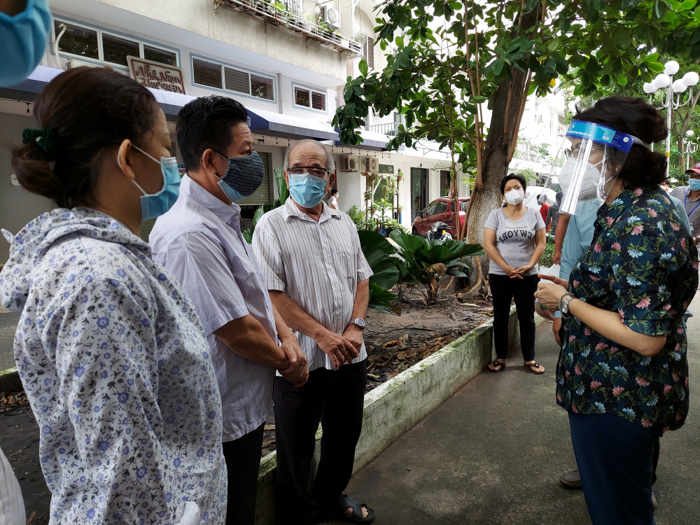 Chủ tịch Ủy ban MTTQ Việt Nam TP Tô Thị Bích Châu cũng đã đến thăm, động viên 5 Tổ phòng chống dịch Covid-19 tại cộng đồng cùng 10 hộ dân có hoàn cảnh khó khăn (ngoài đối tượng hỗ trợ theo Nghị quyết 09 của HĐND TP) tại phường 9, quận Phú Nhuận