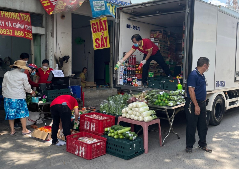 Khi nhận được phản ánh người dân khu vực đường Bùi Văn Ba, quận 7, khó khăn trong việc mua nhu yếu phẩm, MTTQ quận 7 đã tổ chức bán hàng lưu động cho bà con.