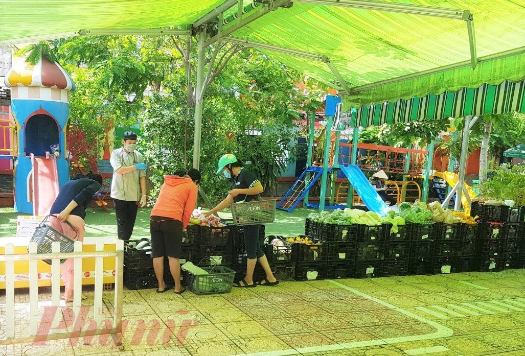 Người dân mua thực phẩm tại điểm bán hàng lưu động.