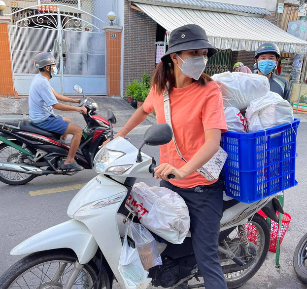 H'Hen Niê vận chuyển nhu yếu phẩm cho người khó khăn