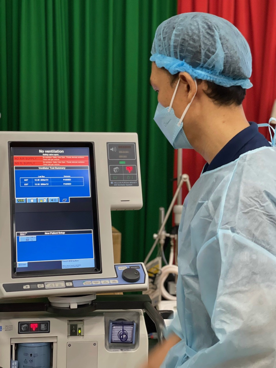 Kỹ thuật viên đang lắp ráp máy thở đa năng dùng điều trị bệnh nhân COVID-19 nặng