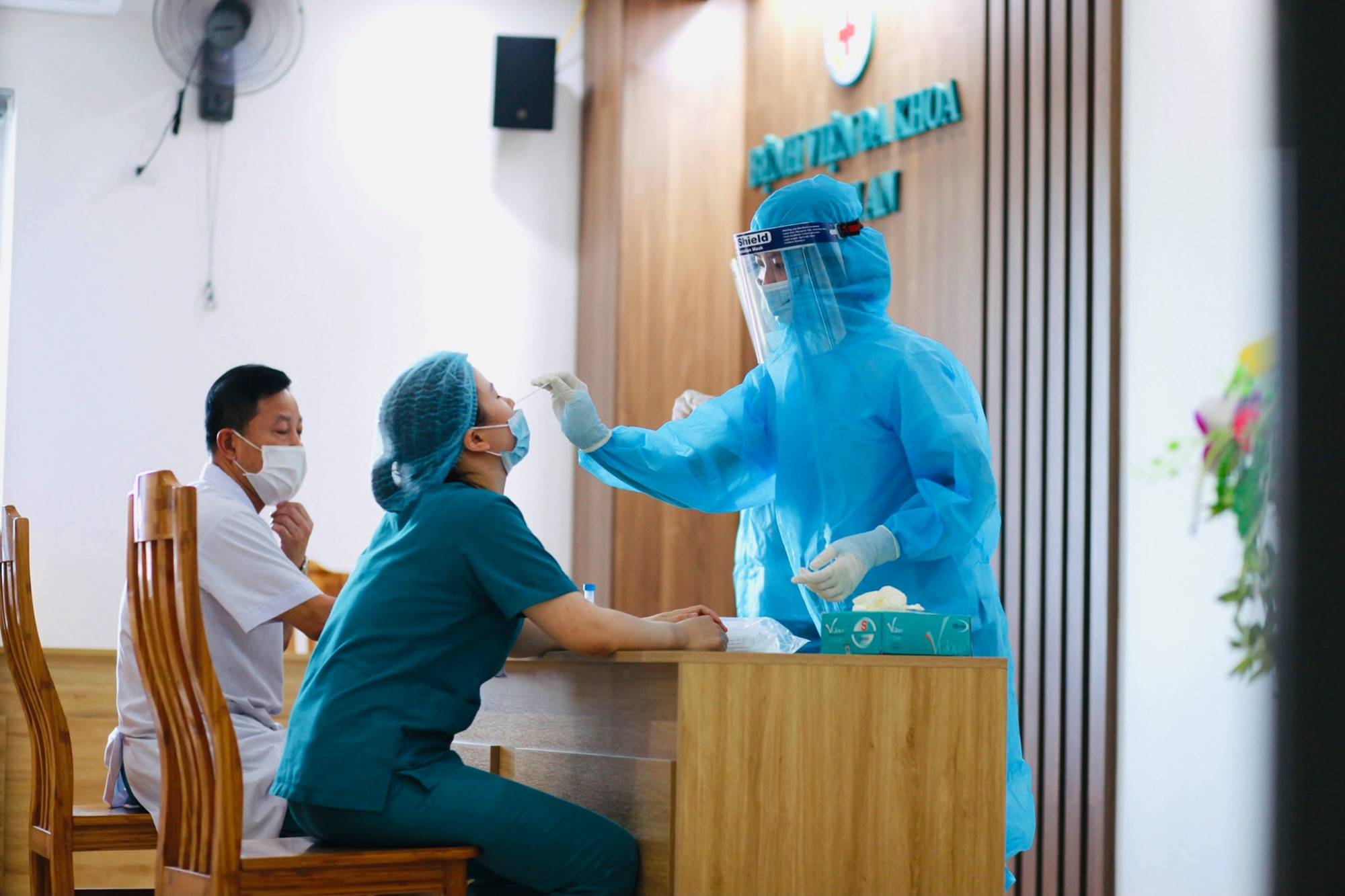 Bệnh viện đa khoa Minh An lấy mẫu xét nghiệm cho nhân viên bệnh viện