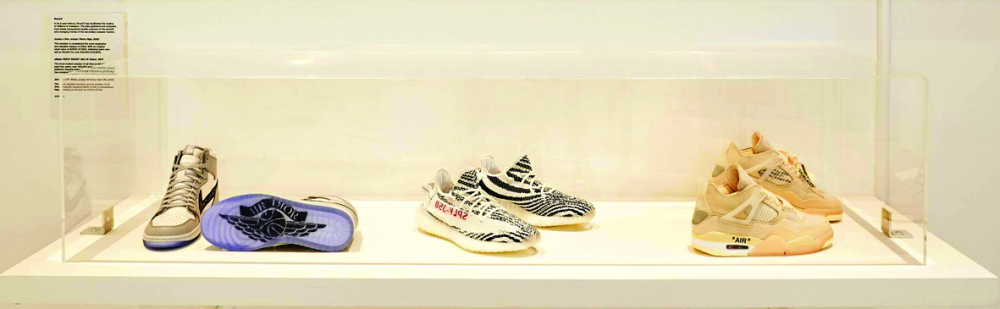 Một số đôi giày thể thao được trưng bày tại triển lãm Sneakers Unboxed: Studio to Street