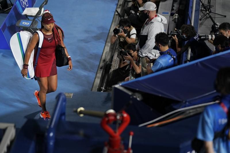 VĐV Naomi Osaka của Nhật Bản, rời sân đấu sau khi bị Marketa Vondrousova (Cộng hòa Séc) đánh bại trong vòng thứ ba hôm 27/7 tại cuộc thi quần vợt Thế vận hội Tokyo 2020 - Ảnh: AP