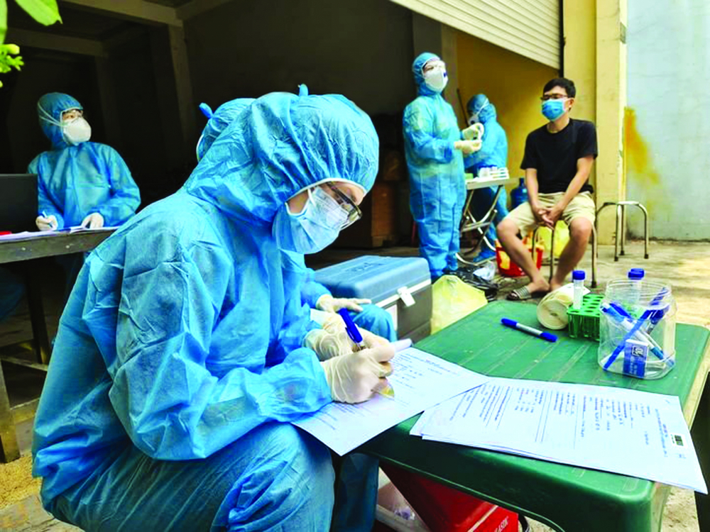 Y, bác sĩ lên danh sách lấy mẫu xét nghiệm SARS-CoV-2 cho người dân ở một khu vực có nguy cơ lây nhiễm cao tại Q.Gò Vấp, TP.HCM trong đợt dịch lần thứ tư ẢNH: PHẠM AN