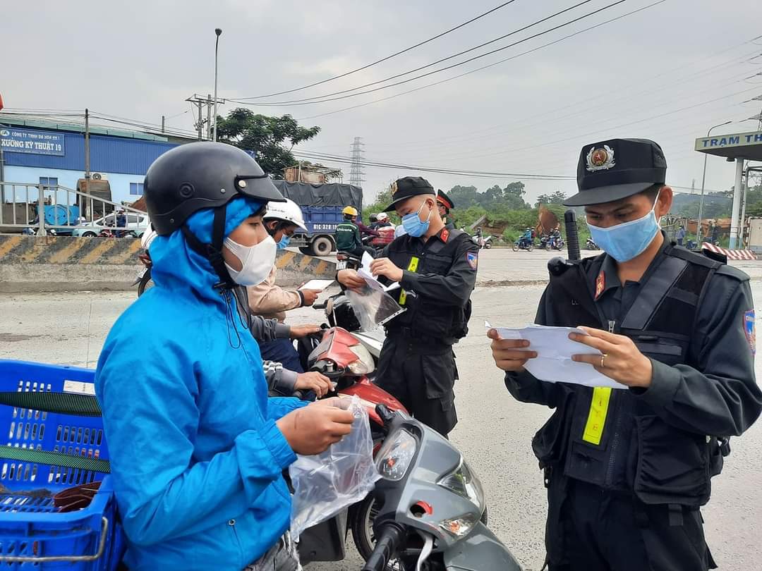 Lực lượng chức năng kiểm tra giấy tờ đối với người vận chuyển hàng hóa.