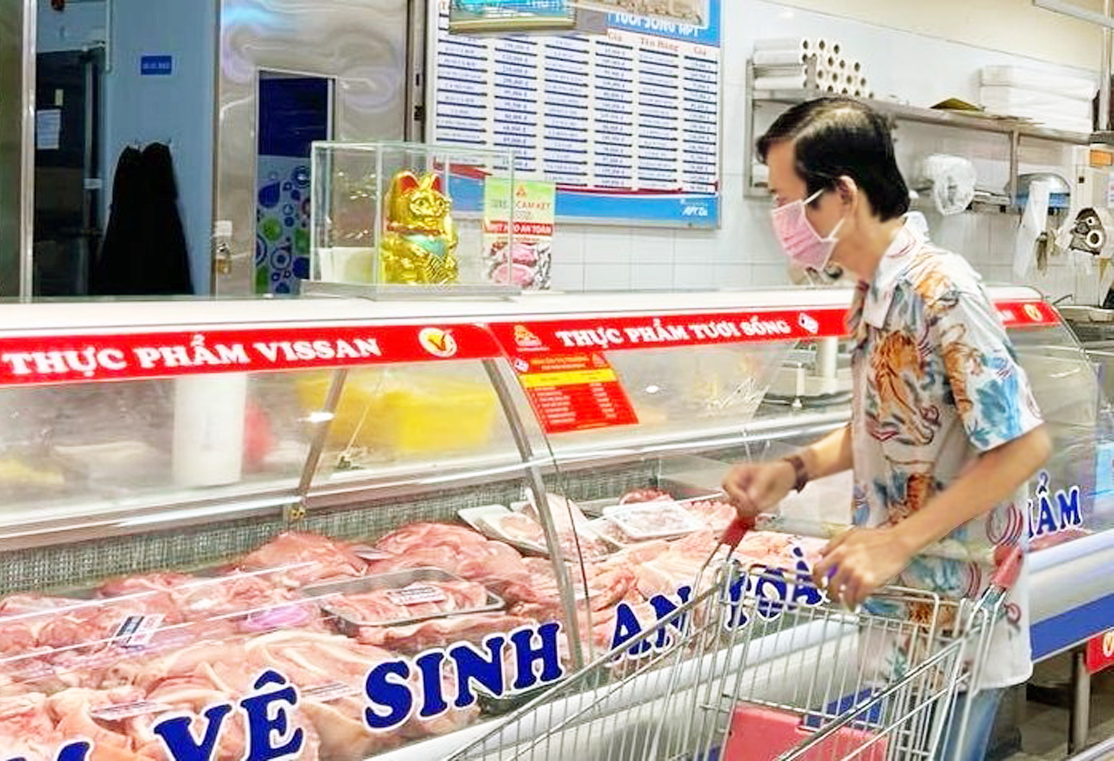Ngành công thương TP.HCM cho biết lượng thịt heo cung ứng cho người dân vẫn bảo đảm, giá cả ổn định - N.CẨM