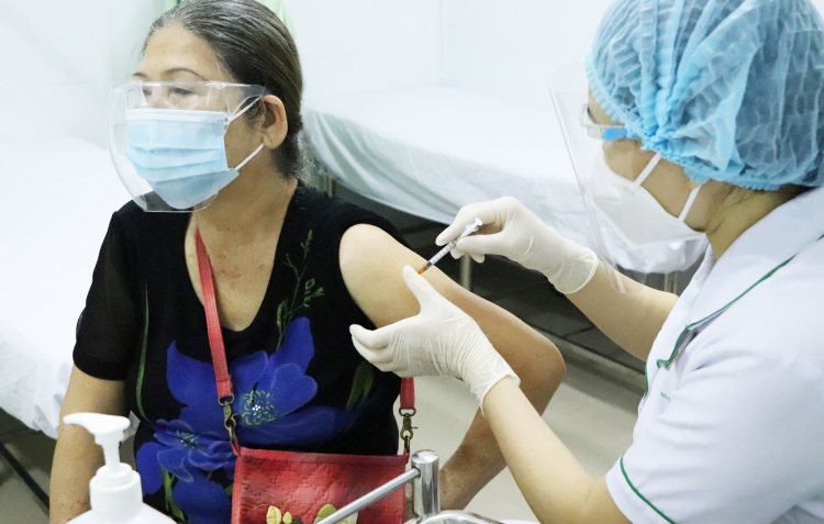 TPHCM phấn đấu đến cuối tháng 8/2021, 70% dân số được tiếp cận vắc xin