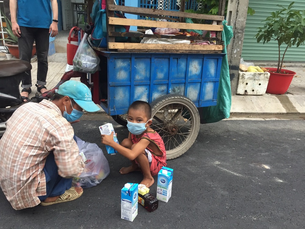 Những phần quà yêu thương dành cho người nghèo, người vô gia cư với thông điệp dù là ai thì cũng không để bị bỏ lại phía sau trong cuộc chiến chống dịch COVID-19 - Ảnh: CGHL