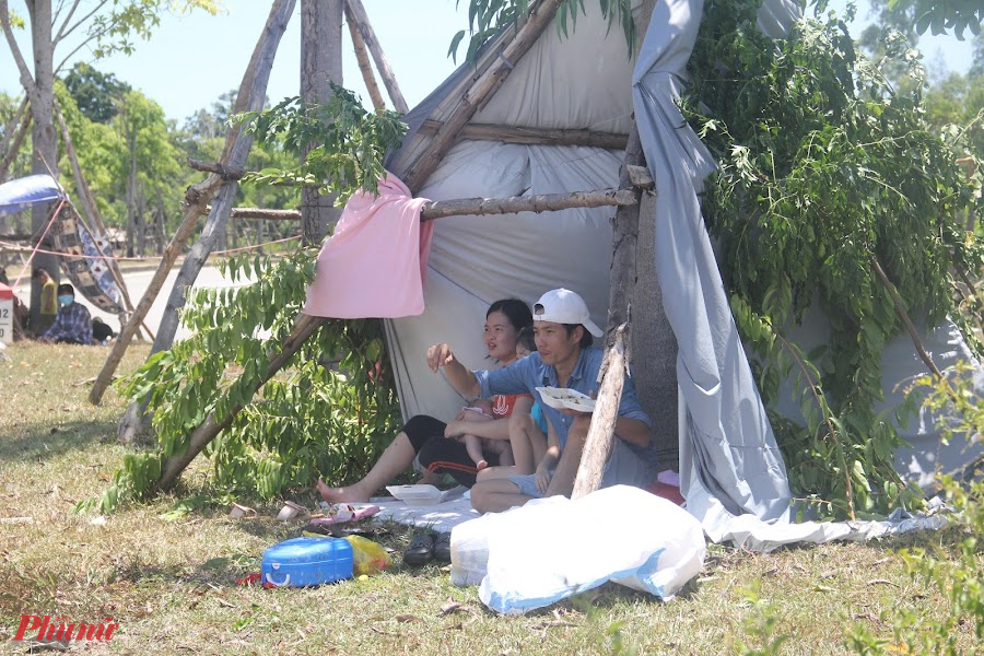 Hai ngày nay, lượng người dân Thừa Thiên Huế đang sống, làm ăn tại TPHCM đổ về quê rất đông. Nhiều người dân dựng lều tạm ven đường để chờ đến lượt khai báo y tế và được đưa đi cách ly tập trung