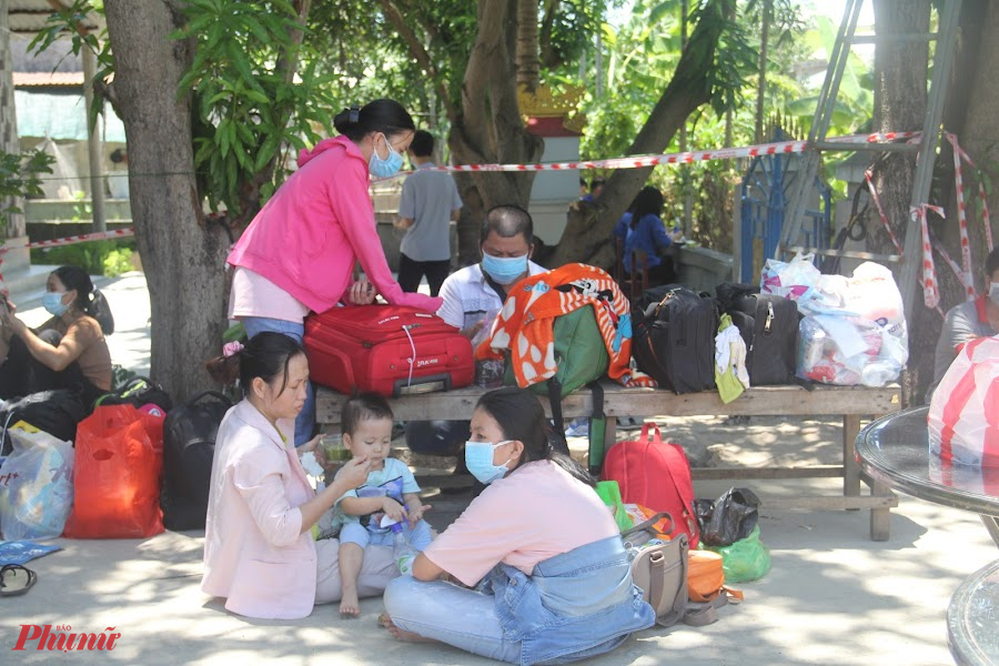 Do lượng người Huế tập trung quá động, nên việc thu xếp vào các Khu cách ly của tỉnh này đối với bà con về từ TP.HCM có khi phải chờ đợi cả ngày mới thu xếp xong