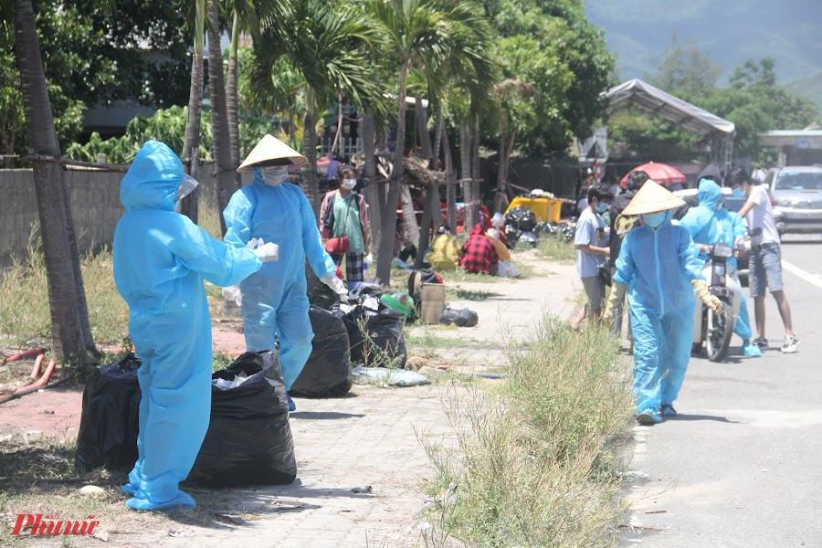 Thậm chí người dân thị trấn Lăng Cô huyện Phú Lộc còn giúp thu gom rác để đúng nơi quy định