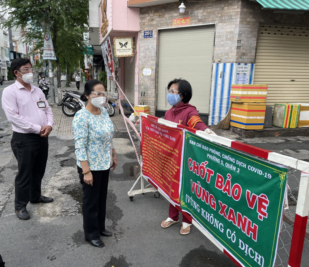 Chủ tịch HĐND TPHCM Nguyễn Thị Lệ thăm hỏi Tổ COVID cộng đồng tham gia giữ các vùng xanh trên địa bàn quận 3.