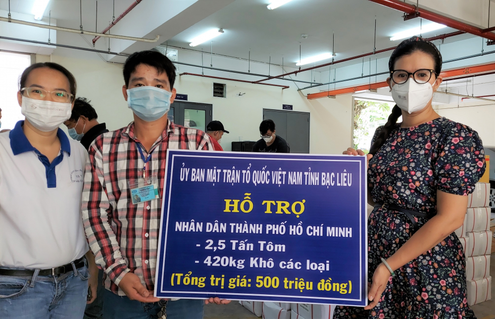 Ủy ban MTTQ Việt Nam TPHCM tiếp nhận ủng hộ từ tỉnh Bạc Liêu.