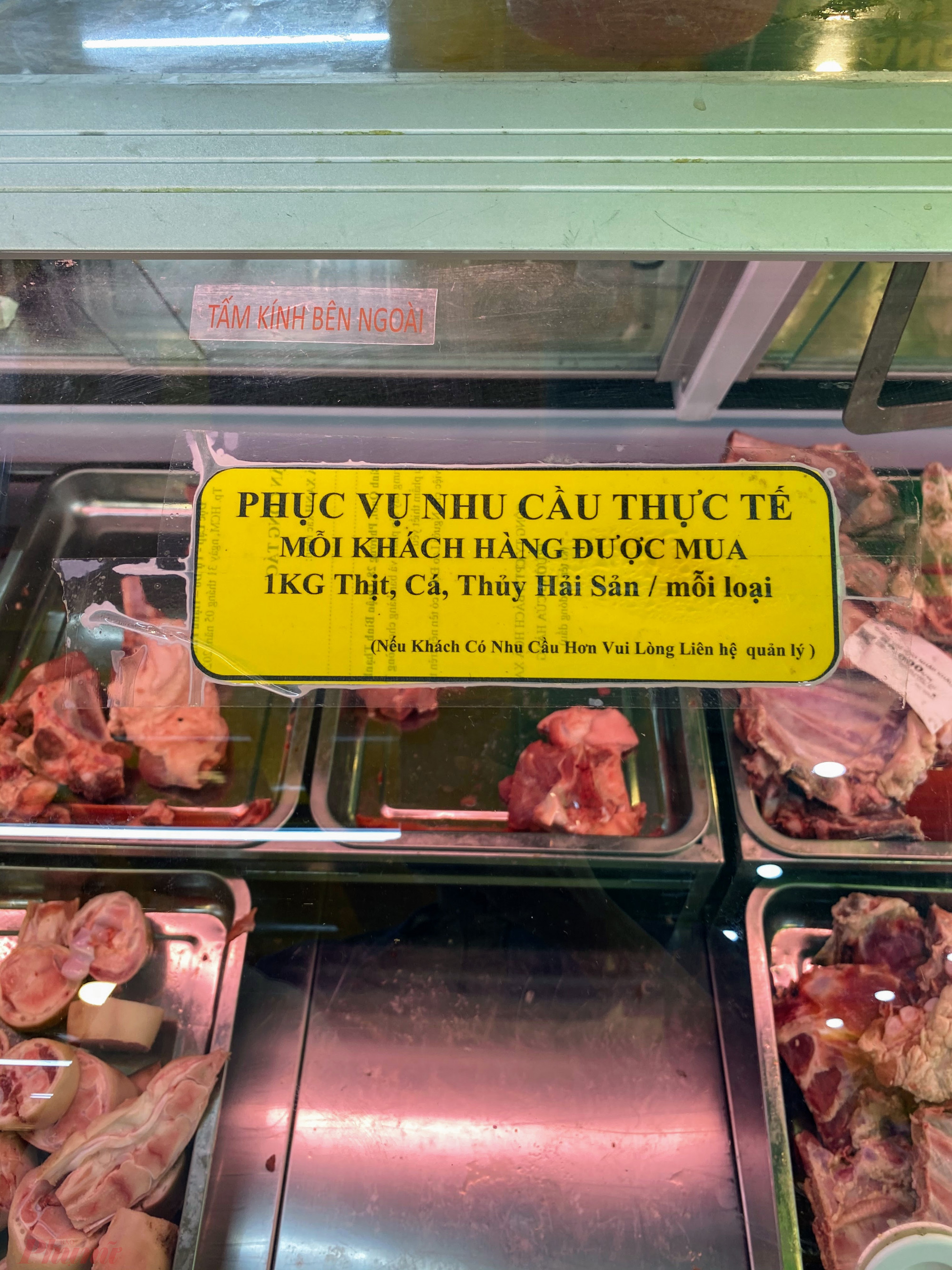 Siêu thị này cũng có dán bảng thông báo về việc mỗi khách bị giới hạn mua mỗi loại thịt chỉ 1kg để nhầm đảm bảo đủ hàng phục vụ 