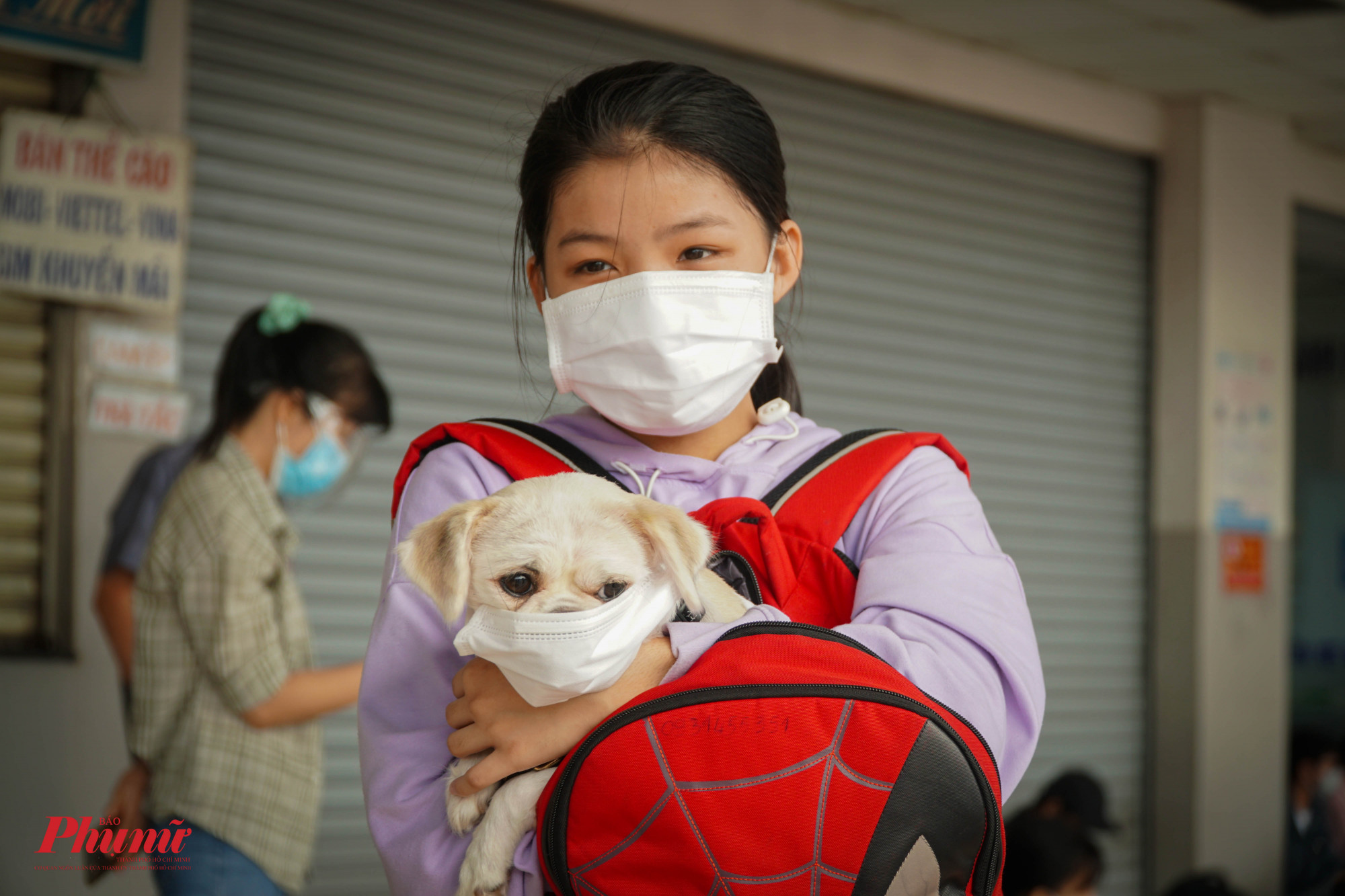 Em Nguyễn Thị Hồng Nhung, học sinh lớp 9 tại TPHCM quyết tâm mang theo chú chó cưng cùng về quê tránh dịch.