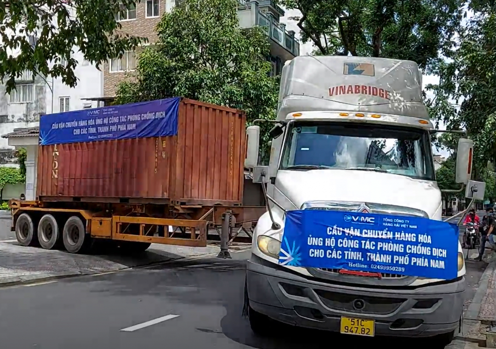 Tổng Công ty hàng hải Việt Nam gửi tặng 6 container hàng hóa đồng hành cùng TPHCM chống dịch COVID-19.