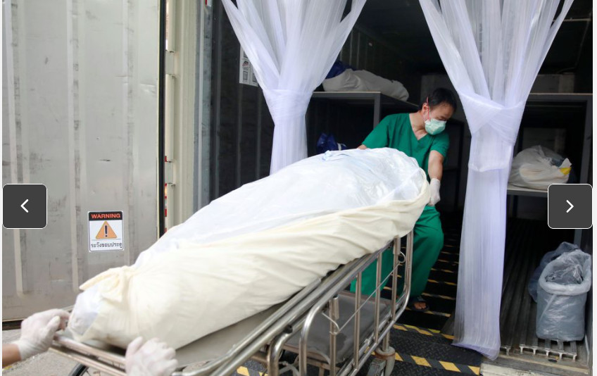 Các nhân viên y tế Thái Lan chuyển thi thể nạn nhận COVID-19 vào thùng chứa lạnh khi nhà xác kín chỗ.