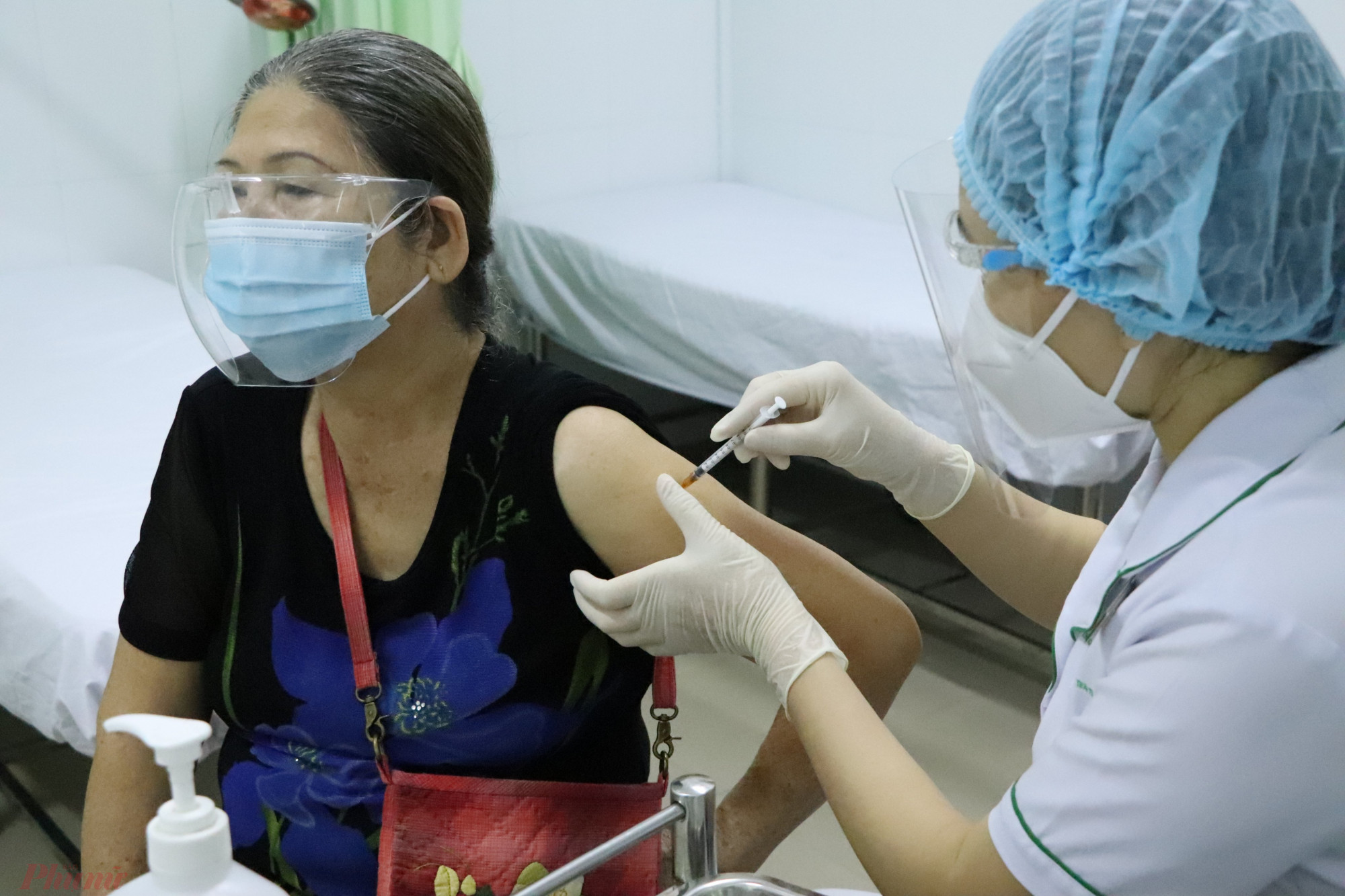 Nhân viên y tế Bệnh viện Lê Văn Thịnh tiêm vắc xin cho người trên 65 tuổi