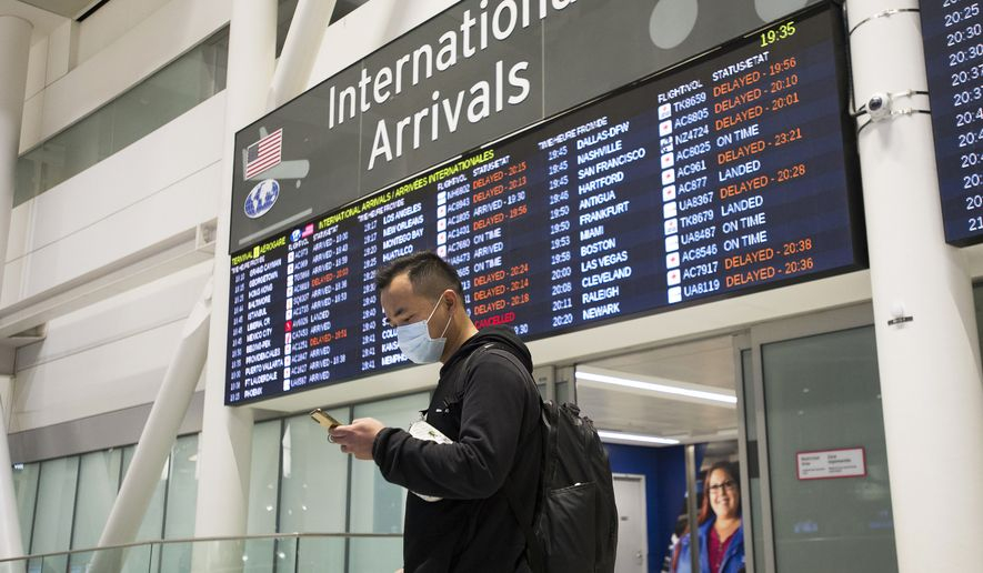 Nhà ga Sân bay Quốc tế Pearson ở Toronto là một cửa ngõ để du khách nước ngoài nhập cảnh vào Canada - Ảnh: AP/Canadian Press
