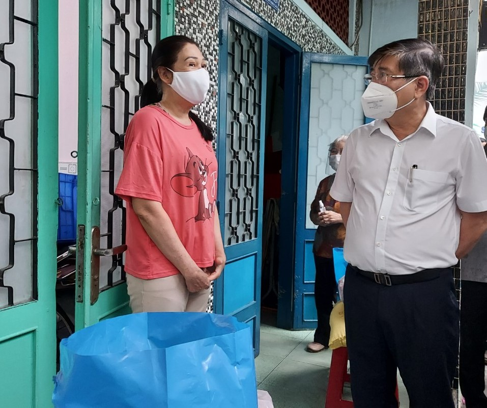 Chủ tịch UBND TPHCM Nguyễn Thành Phong thăm hỏi và tặng quà người dân bị ảnh hưởng bởi dịch COVID-19 trong tại khu phố 2, phường 3, quận 5 (đa phần là các hộ buôn bán nhỏ)