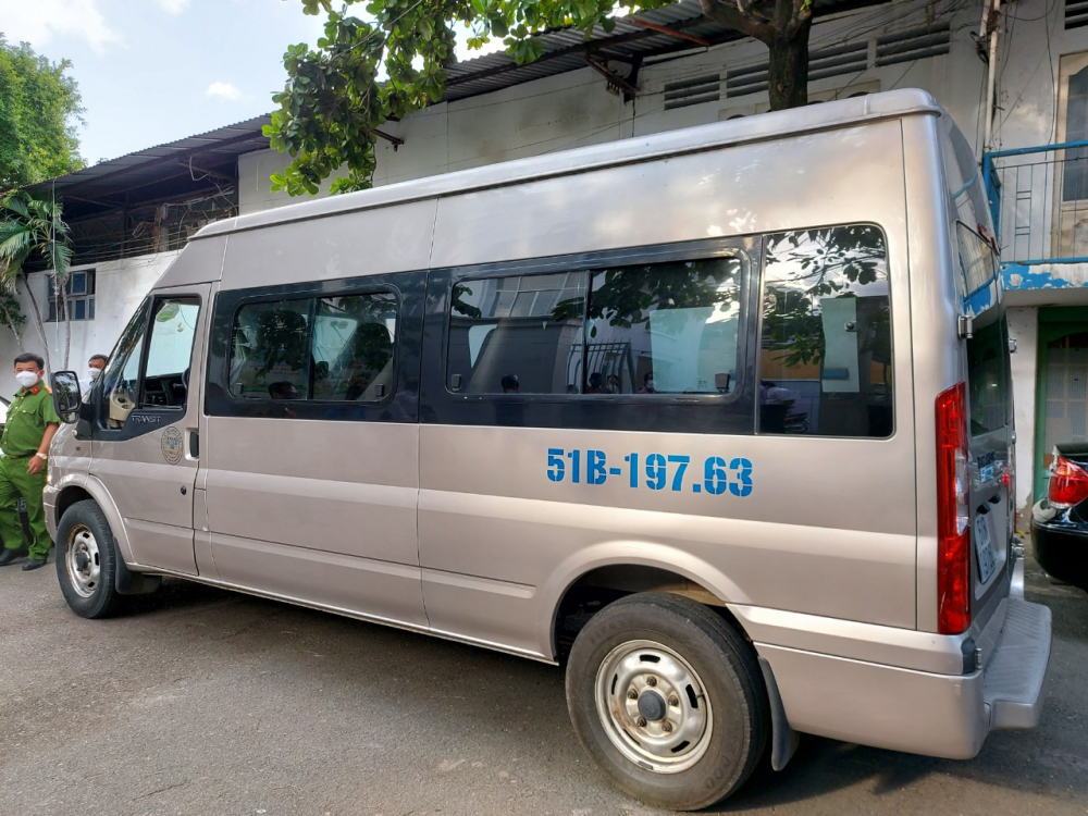 Quận Bình Thạnh chủ động trang bị các xe 16 chỗ cho các phường chuyển đổi làm xe vận chuyển các ca nhiễm COVID-19.