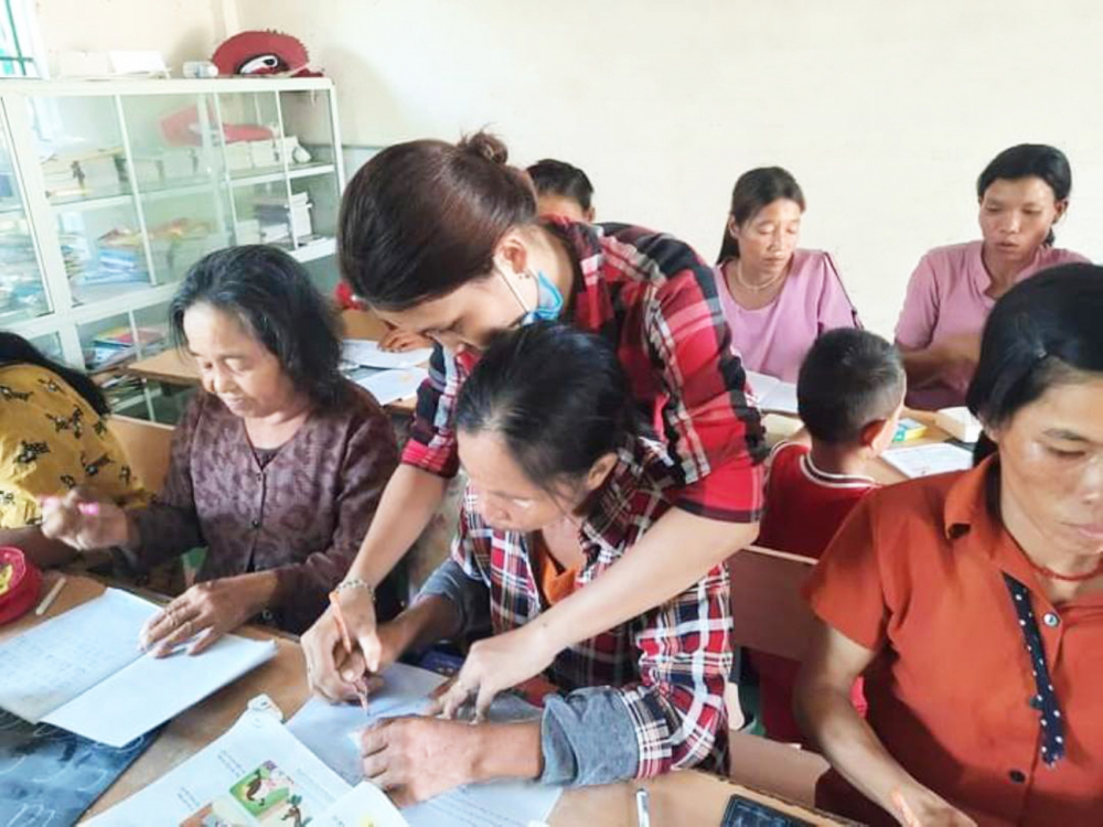 Cô giáo Hồ Thị Đình hướng dẫn học viên viết chữ