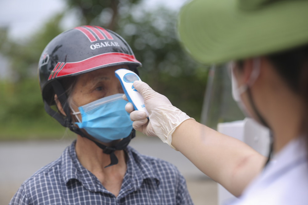 Mỗi lần vào siêu thị mua sắm không quá 3 người, tất cả người dân đến đây đều được phát bao tay cũng như xịt sát khuẩn, nghiêm túc đeo khẩu trang và xếp hàng giãn cách đúng theo quy định của Bộ Y tế về an toàn phòng chống dịch. 