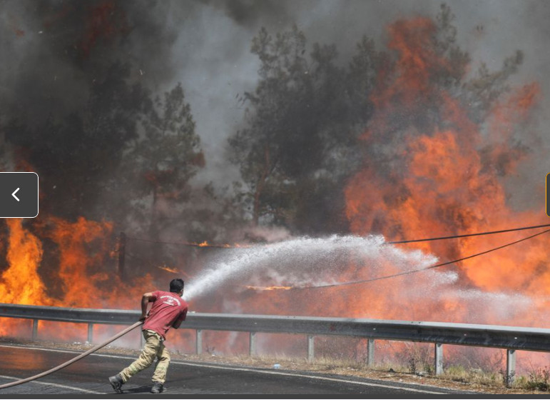 Một lính cứu hỏa cố gắng dập tắt đám cháy rừng gần Marmaris, Thổ Nhĩ Kỳ, ngày 1/8.