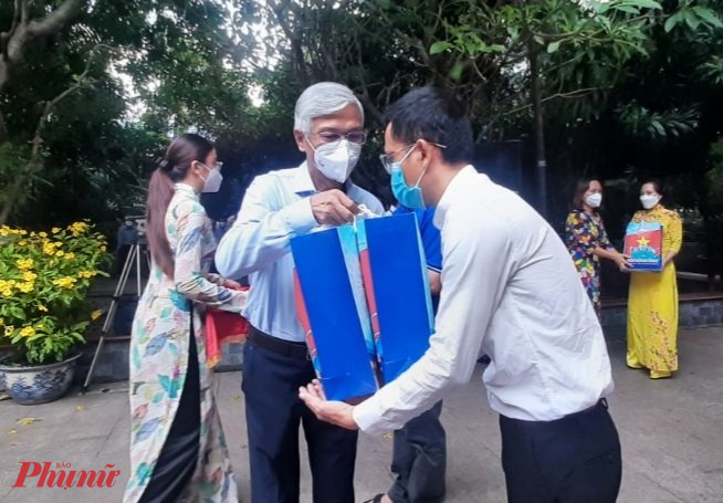 Ông Võ Văn Hoan - Phó Chủ tịch UBND TPHCM  tặng các phần quà là dược liệu y học cổ truyền cho đại diện các quận huyện để trao tặng lại cho người dân F0 đang điều trị tại nhà 