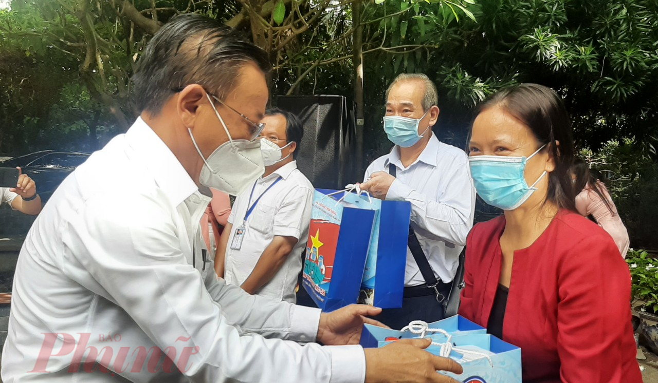 Ông Nguyễn Hữu Hiệp - Trưởng Ban Dân vận Thành ủy TPHCM tặng các phần quà là dược liệu y học cổ truyền dành 