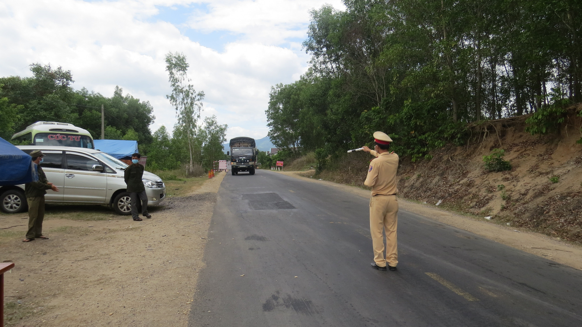 Chốt chặn kiểm dịch COVID-19 trên quốc lộ 19C, khu vực giáp ranh tỉnh Phú Yên, Bình Định