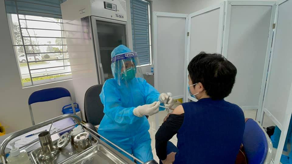 Tiêm vắc xin AstraZeneca tại Bệnh viện Bệnh Nhiệt đới Trung ương