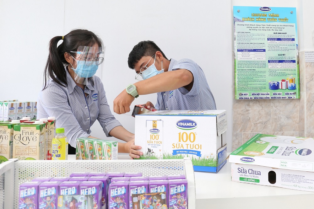 Hệ thống cửa hàng Giấc Mơ Sữa Việt của Vinamilk tăng cường hình thức bán hàng trực tuyến, giao hàng tại nhà để đáp ứng nhu cầu của người dân - Ảnh: Vinamilk