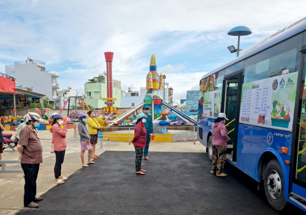 “Food Bus” đến đường Chiến Lược, P.Bình Trị Đông để phục vụ người dân trong mùa dịch