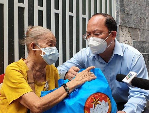 Phó Bí thư Thành ủy TPHCM Nguyễn Hồ Hải tặng quà bà con có hoàn cảnh khó khăn tại vùng xanh trên địa bàn quận Tân Bình.