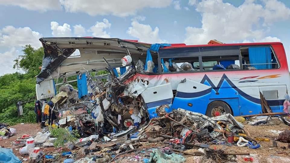 Chiếc xe buýt chở khách bị dập nát sau vụ tai nạn.