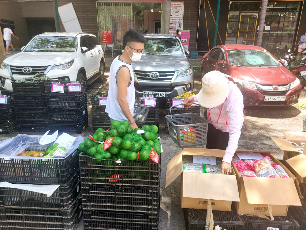 Người dân ở chung cư Ehome 3 lựa mua thực phẩm tươi sống ở “siêu thị dã chiến” mọc lên ngay trước cửa nhà