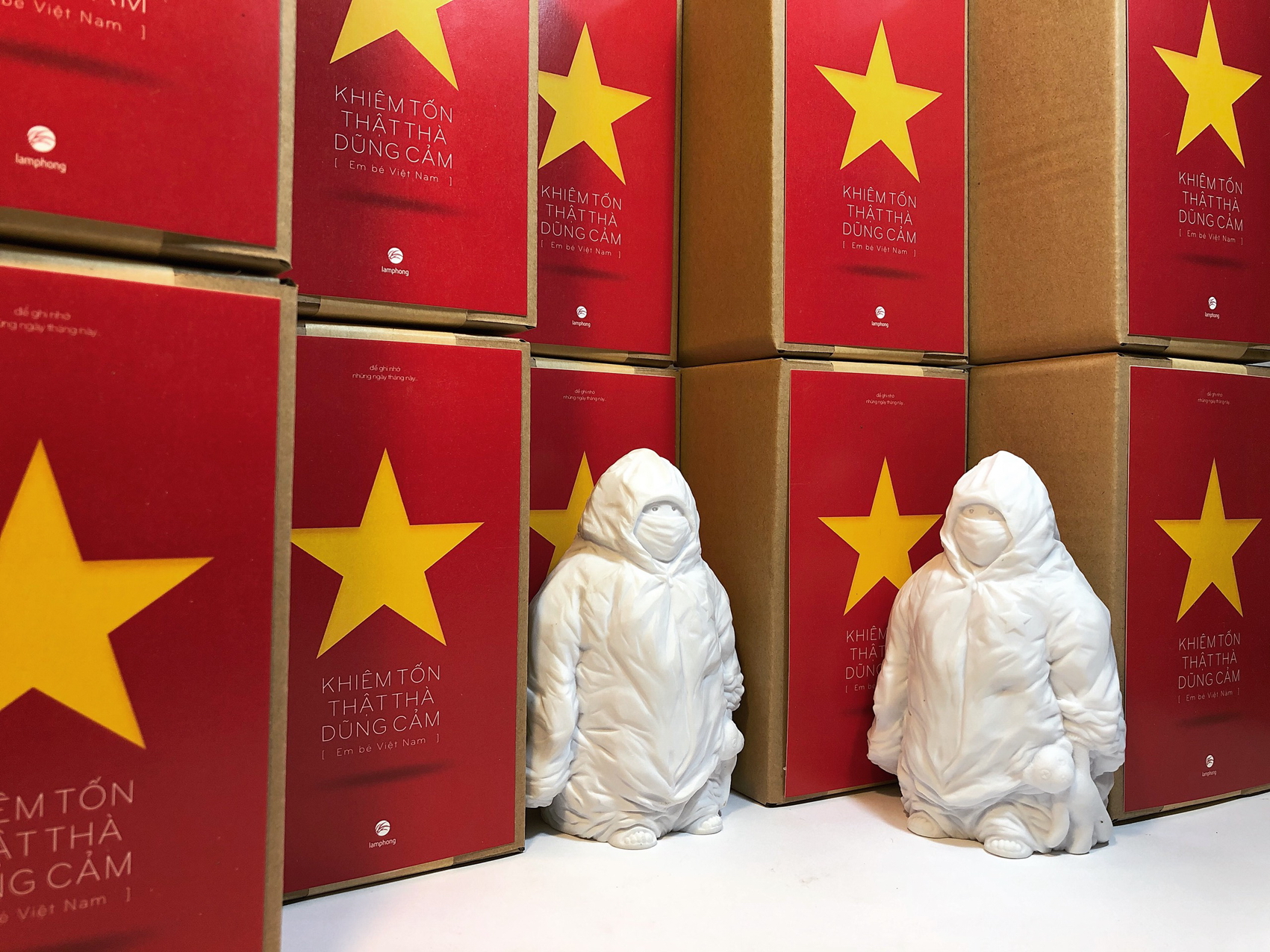 Những bức tượng Em bé Việt Nam có màu trắng, với ngụ ý tượng trưng cho ngành y tế