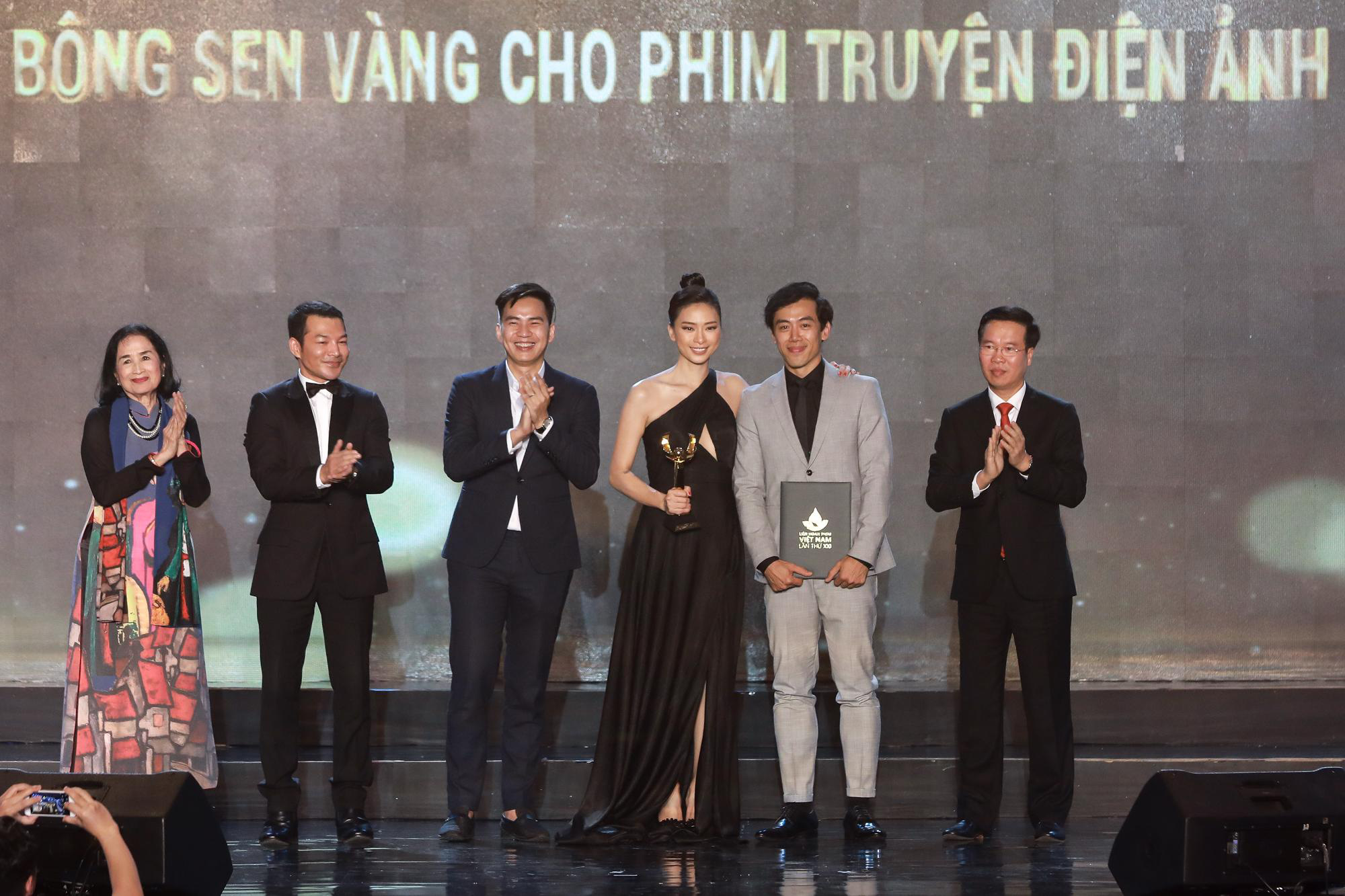 Tại LHP Việt Nam lần thứ XXI, giải thưởng Bông sen vàng cho phim truyện điện ảnh được trao cho phim Song Lang