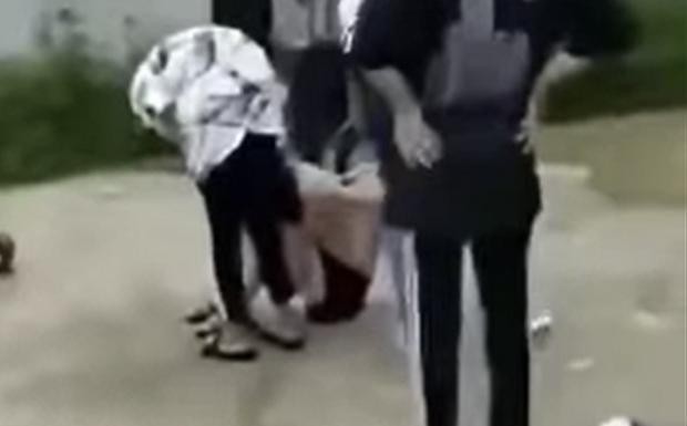 Nhóm nữ sinh xé áo và đánh bạn (ảnh cắt từ clip)
