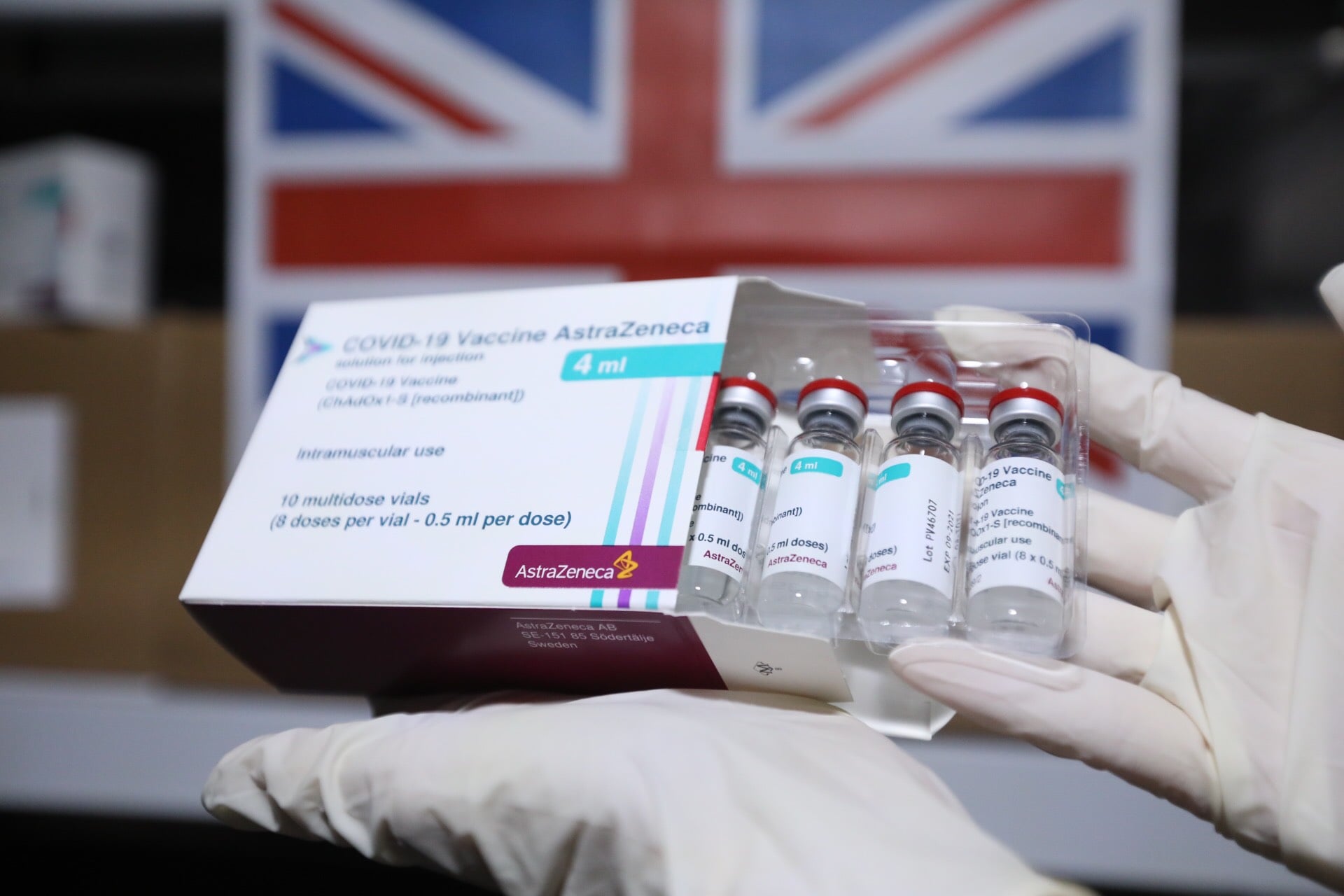 Việt Nam nhận 415.000 liều vắc xin phòng COVID-19 do Anh trao tặng