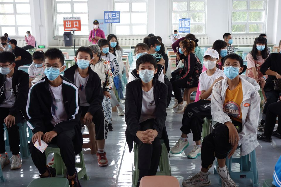 Trẻ em từ 12-14 tuổi chờ tiêm vắc xin COVID-19 tại một địa điểm tiêm chủng ở thành phố Hắc Hà, tỉnh Hắc Long Giang, Trung Quốc. Ảnh chụp ngày 3/8/2021 - Ảnh: Reuters/China Daily