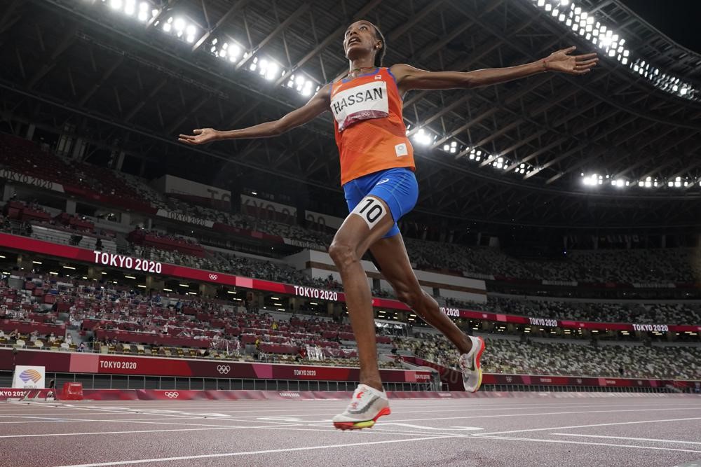 Sifan Hassan (Hà Lan) ăn mừng khi vượt qua vạch đích để giành chiến thắng trong trận chung kết 5.000m nữ tại Thế vận hội mùa hè Tokyo 2020 hôm 2/8. Ảnh: AP 