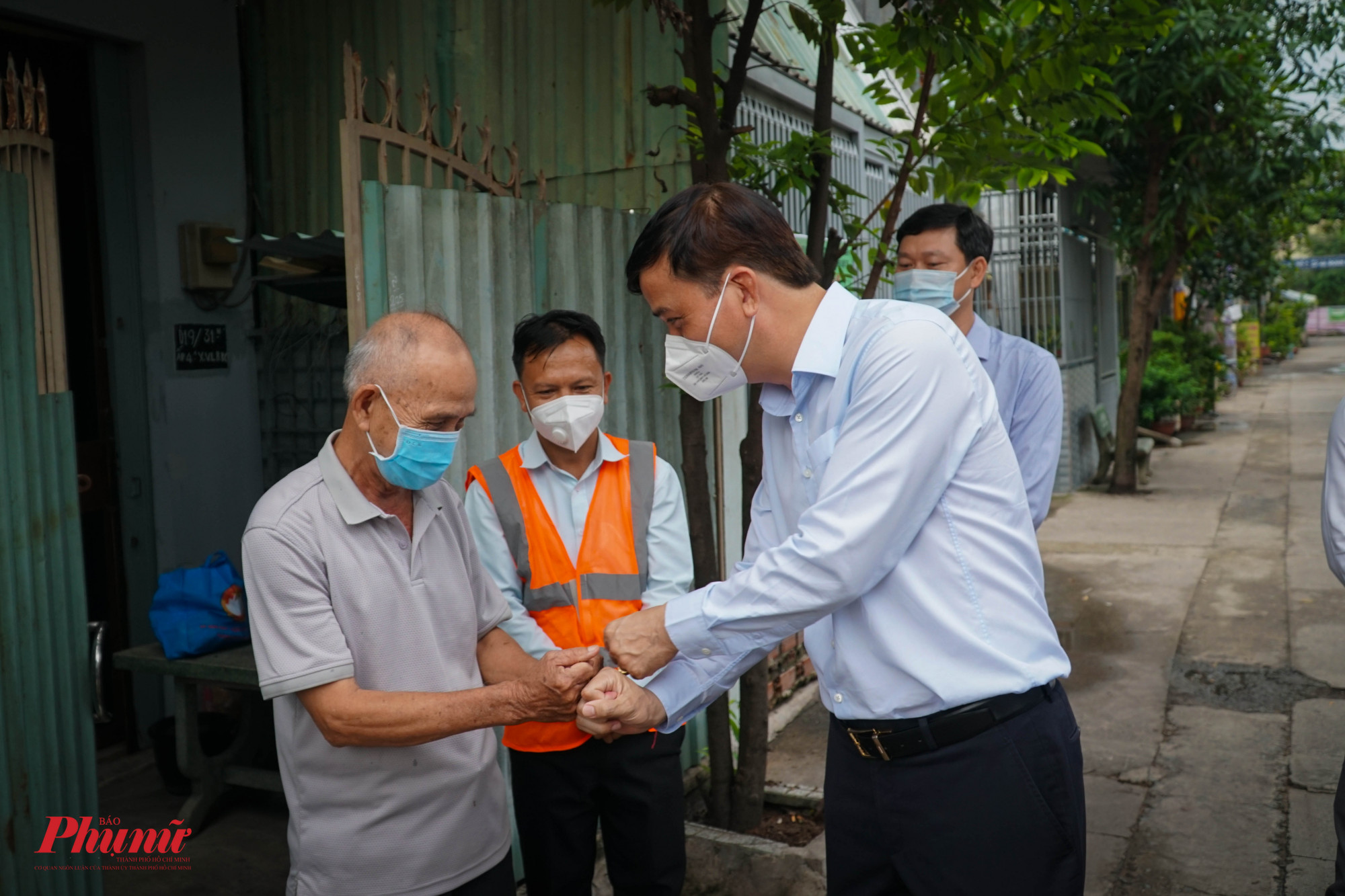 Tiếp xúc với người dân trong khu phố, ông Lê Hòa Bình mong muốn người dân bày tỏ tâm tư, nguyện vọng của mình đối với UB Thành phố.