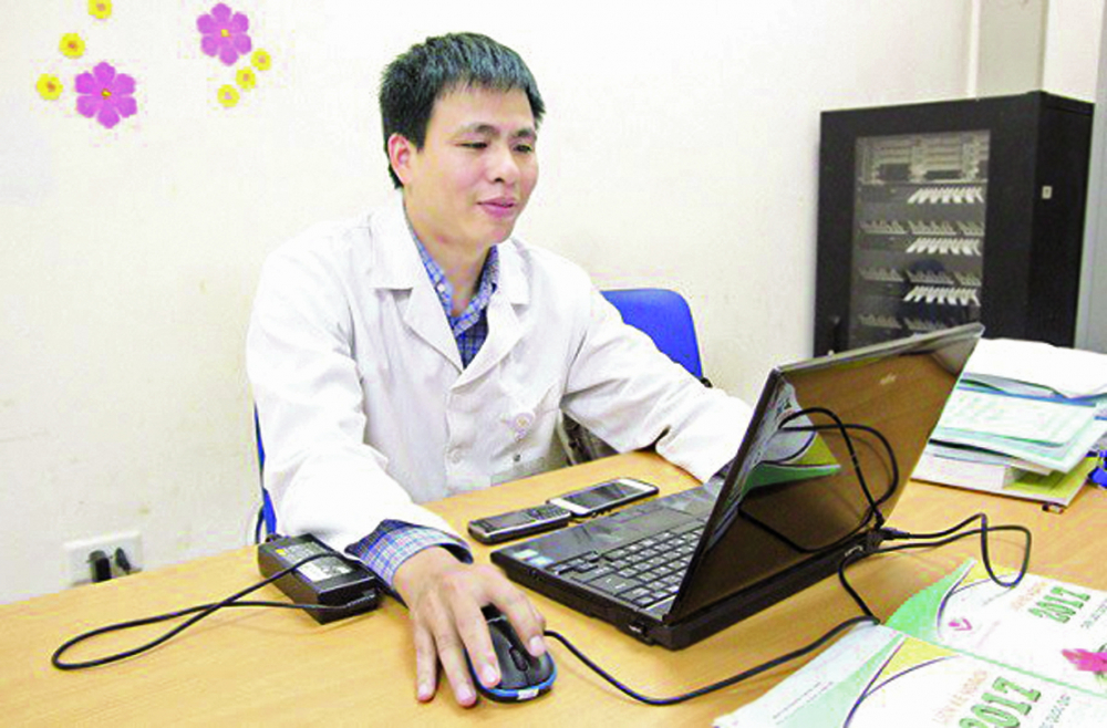 Tranh thủ vài phút nghỉ ngơi ít ỏi,  bác sĩ Nguyễn Khắc Huy tư vấn sức khỏe  trực tuyến cho người bệnh