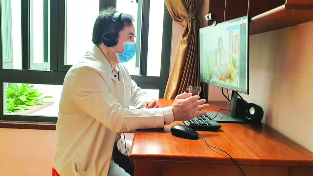Bác sĩ chuyên khoa II Hồ Cao Cường - Khoa Sản, Bệnh viện Hùng Vương (TP.HCM) - tư vấn cho sản phụ đang theo dõi sức khỏe tại nhà