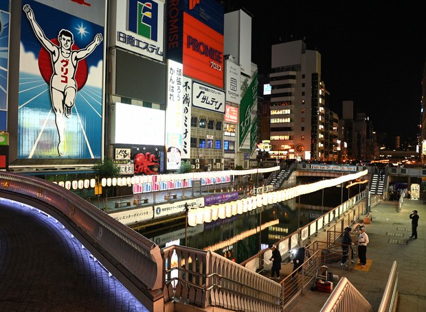 Khu vực xảy ra vụ việc là một trung tâm thu hút du khách tại Osaka. Nguyên nhân ban đầu theo các nhân chứng có thể là mâu thuẫn cá nhân vì nạn nhân và hung thủ đã cùng uống rượu trước đó