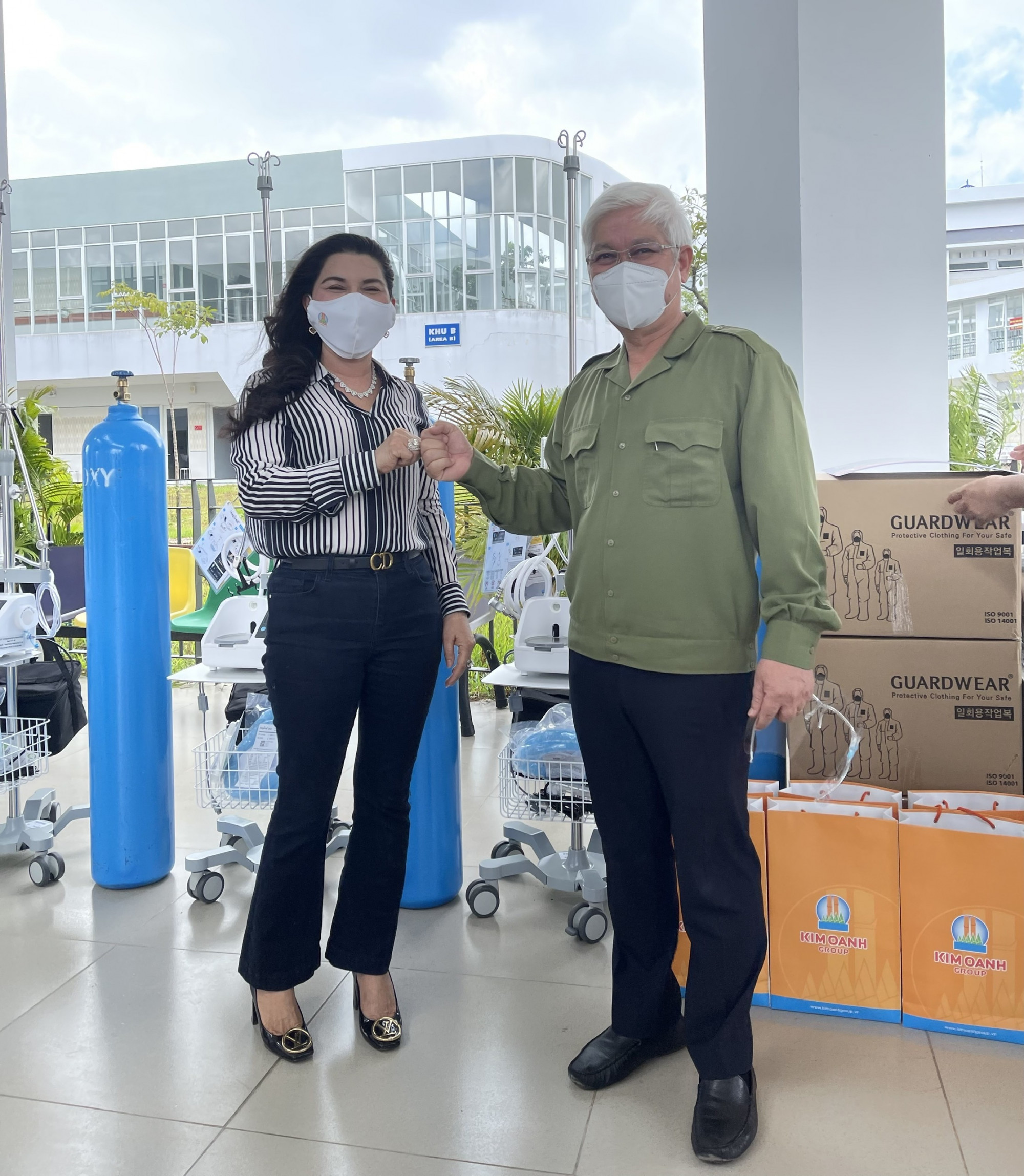 Bí thư Tỉnh ủy Bình Dương Nguyễn Văn Lợi khen ngợi tinh thần chung tay phòng chống dịch của Tập đoàn địa ốc Kim Oanh trong việc ủng hộ các thiết bị, vật tư y tế hỗ trợ việc chăm sóc và điều trị bệnh nhân COVID-19 - Ảnh: Kim Oanh Group