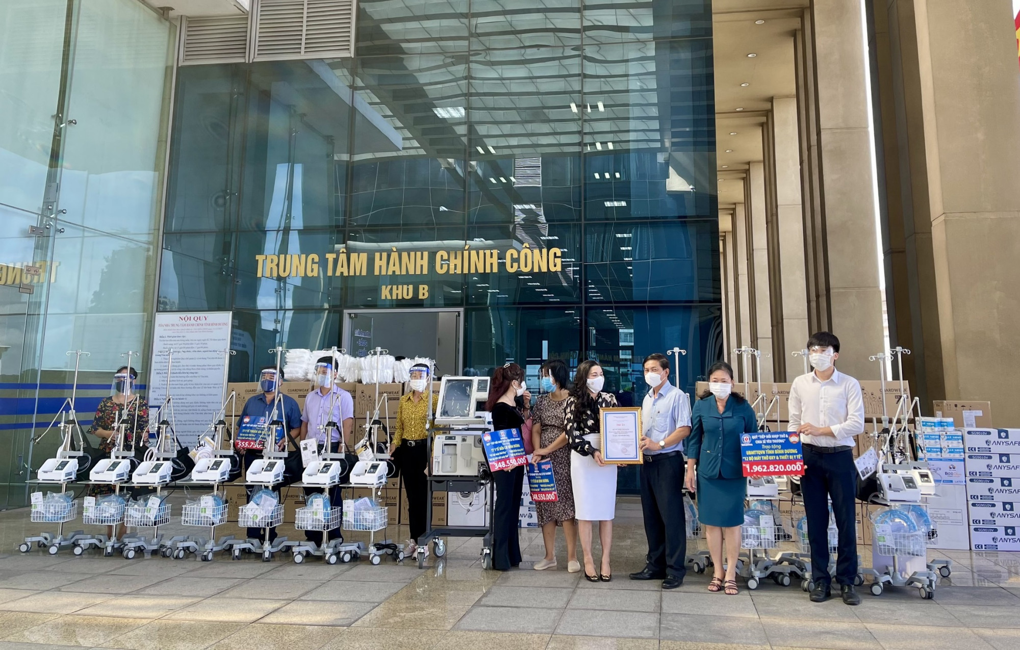 Quỹ từ thiện Kim Oanh đã ủng hộ tỉnh Bình Dưong 32 máy trợ thở với nhiều vật tư y tế có giá trị - Ảnh: Kim Oanh Group